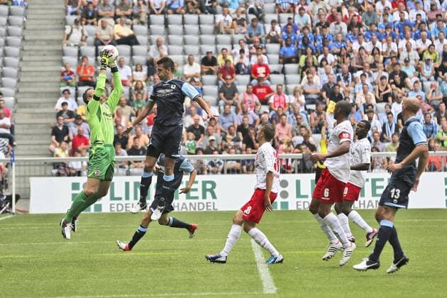 Michael HOFMANN (Torwart Jahn Regensburg) klärt vor den Löwen-Stürmern, Deutschland, GER, Fussball, Maenner, Bundesliga, 2. Liga, Saison 2012 - 2013, 1. Spieltag, TSV 1860 München vs. Jahn Regensburg, 04.08.2012,
