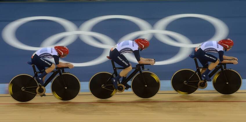 (120804) -- LONDON, Aug. 4, 2012 (Xinhua) -- Members of the British team compete during women s cycling team pursuit finals contest, at London 2012 Olympic Games in London, Britain, on August 4, 2012. The British team won gold medal. (Xinhua Li Ga) (nxl) (OLY2012)BRITAIN-LONDON-CYCLING-WOMEN S TEAM PURSUIT 