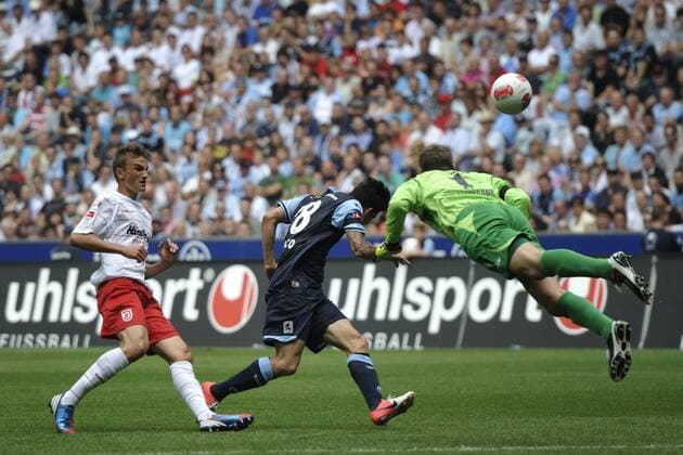 TSV 1860 München vs Jahn Regensburg Philipp Ziereis (SSV Jahn Regensburg), Ismael Blanco (TSV 1860 München), Michael Hofmann, Torwart (SSV Jahn Regensburg), .li. Aktion