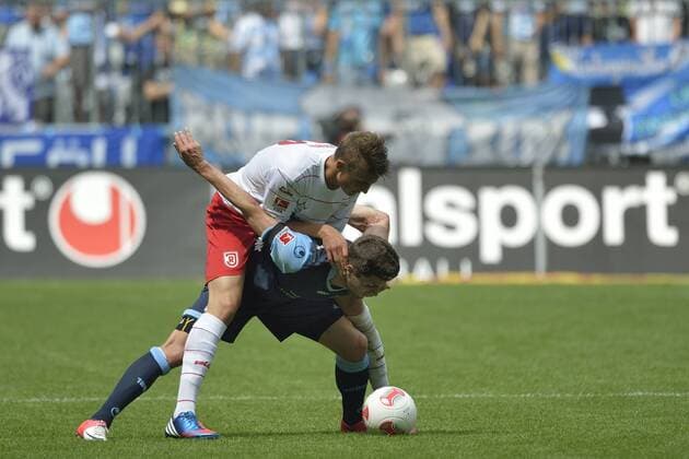 TSV 1860 München vs Jahn Regensburg Philipp Ziereis (SSV Jahn Regensburg), Moritz Stoppelkamp (TSV 1860 München), v.li. Aktion,