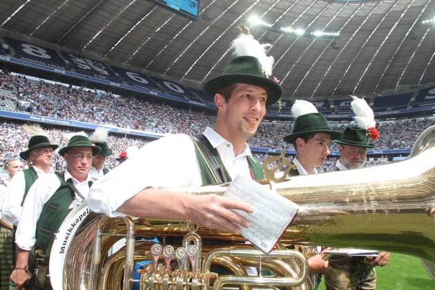 Blaskapelle beim Einmarsch Fussball 2. BL München Allianz Arena 04.08.2012 TSV 1860 München - SSV Jahn Regensburg