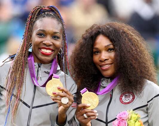 (120805) -- LONDON, Aug. 5, 2012 (Xinhua) -- Venus and Serena Williams (R) pose at awarding ceremony of women s tennis doubles, at London 2012 Olympic Games in London, Britain, on August 5, 2012. (Xinhua Chen Jianli) (zgp) (OLY2012)BRITAIN-LONDON-TENNNIS-WOMEN S DOUBLES 