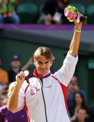 Olympiade,Wimbledon,AELTC,London 2012 Olympic Tennis Tournament, Herren Einzel Finale, Siegerehrung,Präsentation,Roger Federer (SUI) praesentiert seine Silbermedaille,Einzelbild,Halbkörper,Hochformat,