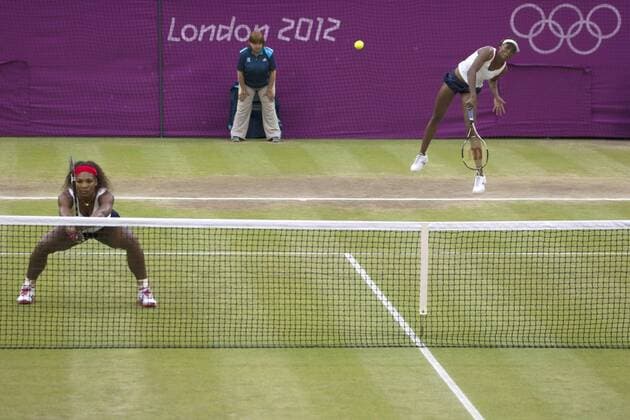 Serena WILLIAMS, USA, links, und Venus WILLIAMS, USA, Aktion, Tennis, Finale Doppel der Frauen, Tennis - Finale - Damen Doppel - Olympische Sommerspiele 2012 in London, am 05.08.2012 in London Wimbledon Grossbritannien.
