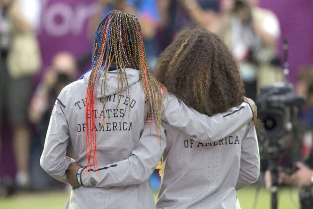 Serena WILLIAMS, USA, rechts, und Venus WILLIAMS, USA - Freude, Begeisterung, Jubel, 1. Platz, Olympiasieger, Siegerehrung, Medal Ceremony, Tennis, Finale Doppel der Frauen, Tennis - Finale - Damen Doppel - Olympische Sommerspiele 2012 in London, am 05.08.2012 in London Wimbledon