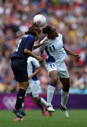 (120806) -- LONDON, Aug. 6, 2012 (Xinhua) -- Delie Marie-Laure of France (R) heads the ball with Azusa Iwashimizu of Japan during the women s footbal semifinal match at London 2012 Olympic Games, London, Britain, Aug. 6, 2012. (Xinhua Fei Maohua) (OLY2012)BRITAIN-LONDON-FOOTBALL-FRANCE VS JAPAN 