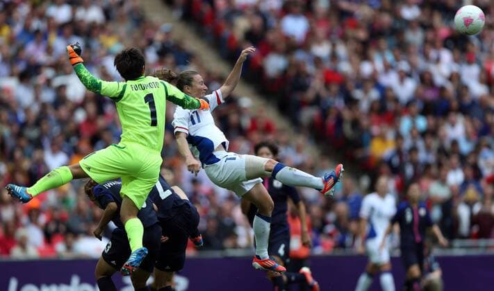(120806) -- LONDON, Aug. 6, 2012 (Xinhua) -- Japanes goalkeeper Miho Fukumoto blocks the attack of Gaetane Thiney of France during the women s footbal semifinal match at London 2012 Olympic Games, London, Britain, Aug. 6, 2012. (Xinhua Fei Maohua) (OLY2012)BRITAIN-LONDON-FOOTBALL-FRANCE VS JAPAN 