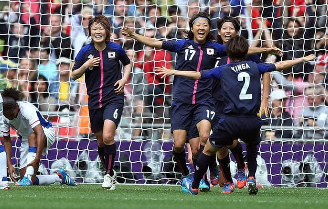 (120806) -- LONDON, Aug. 6, 2012 (Xinhua) -- Players of Japan celebrate scoring during the women s footbal semifinal match between Japan and France at London 2012 Olympic Games, London, Britain, Aug. 6, 2012. (Xinhua Fei Maohua) (OLY2012)BRITAIN-LONDON-FOOTBALL-FRANCE VS JAPAN 