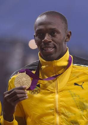 Usain BOLT (JAM) mit seiner Goldmedaille. 11.Wettkampftag: Siegerehrung fuer den 100 Meter Lauf im Olympiastadion am 06.08.2012. Olympische Sommerspiele London 2012. -- Olympic Summer Games London 2012,