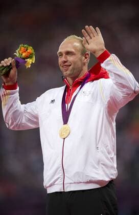 Robert Harting (GER) bekommt seine Goldmedaille. 13.Wettkampftag: Siegerehrung Diskuswerfen der Herren im Olympiastadion am 07.08.2012. Olympische Sommerspiele London 2012. -- Olympic Summer Games London 2012,