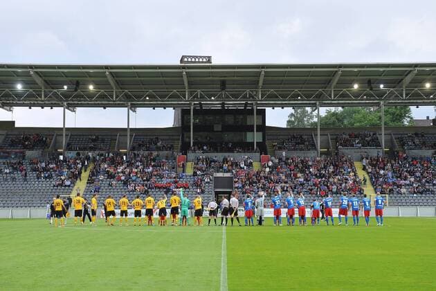 Fußball, Stadiongeschichte Wuppertaler SV Fußball Regionalliga West 2.Spieltag: Wuppertaler SV - Fortuna Köln am 08.08.2012 im Stadion am Zoo in Wuppertal Die Mannschaften begrüßen die Fans auf der Haupttribüne