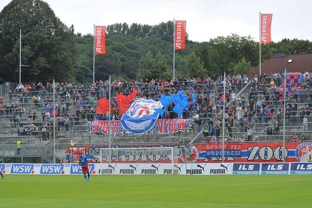 Fußball, Stadiongeschichte Wuppertaler SV Fußball Regionalliga West 2.Spieltag: Wuppertaler SV - Fortuna Köln am 08.08.2012 im Stadion am Zoo in Wuppertal Die Wuppertaler Fans halten ein Banner des Vereins hoch