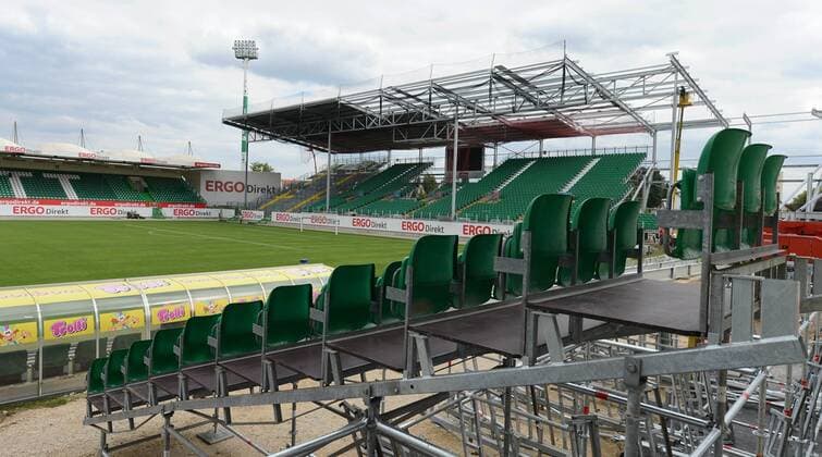 08.08.2012 - 2. Fußball-Bundesliga Saison 2012 2013 - SpVgg Greuther Fürth - Umbaumaßnahmen im Fürther Ronhof Trolli-Arena - - neue Vortribüne und neue Südtribüne