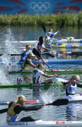 (120809) -- LONDON, Aug. 9, 2012 (Xinhua) -- Players compete during women s kayak single (k1) 500m competition of Canoe Sprint event, at London 2012 Olympic Games in London, Britain, on August 9, 2012. Danuta Kozak of Hungary won gold medal. (Xinhua Qi Heng) (nxl) (OLY2012)BRITAIN-LONDON-CANOE SPRINT-WOMEN S KAYAK SINGLE (K1) 500M 
