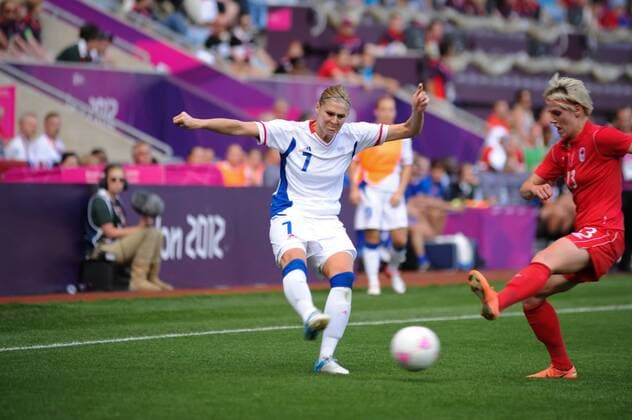09.08.2012 Coventry, England. Corine FRANCO (France) and Sophie SCHMIDT (Canada) in action during the Olympic Football Women s Bronze match play-off game between France and Canada from the City of Coventry Stadium xAnthonyxStanleyx  ActionPlus11314553