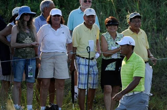 Golf fans applaud Tiger Woods as he walks to his first tee box during the first round of the PGA Golf Herren Championship on August 9, 2012 at the Ocean Course in Kiawah Island, South, Carolina.  SCP20120809102