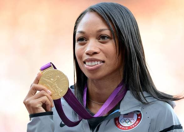 (120808) -- LONDON, Aug. 8, 2012 (Xinhua) -- Gold medalist Allyson Felix of USA poses at awarding ceremony of women s 200m at London 2012 Olympic Games, London, Britain, Aug. 8, 2012.(Xinhua Yang Zongyou)(zgp) (OLY2012)BRITAIN-LONDON-WOMEN S 200M 