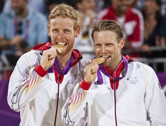 London, 09.08.2012, Olympische Sommerspiele Olympiasieger Jonas Reckermann Julius Brink (R) mit Goldmedaille Beachvolleyball Finale Olympia 2012 Deutschland vs. Brasilien 2:1.