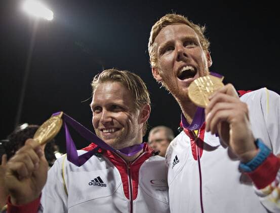 London, 09.08.2012, Olympische Sommerspiele Olympiasieger Jonas Reckermann Julius Brink (L) mit Goldmedaille Beachvolleyball Finale Olympia 2012 Deutschland vs. Brasilien 2:1.