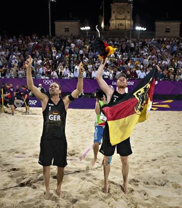 London, 09.08.2012, Olympische Sommerspiele Julius Brink und Jonas Reckermann feiern ihren Olympiasieg Beachvolleyball Finale Olympia 2012 Deutschland vs. Brasilien 2:1.