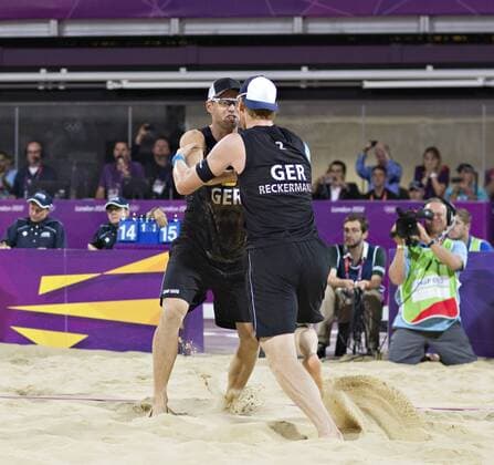 London, 09.08.2012, Olympische Sommerspiele Julius Brink und Jonas Reckermann feiern ihren Olympiasieg Beachvolleyball Finale Olympia 2012 Deutschland vs. Brasilien 2:1.