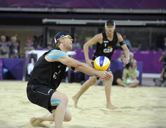 09.08.2012, Olympische Sommerspiele 2012 in London, Beachvolleyball Finale Herren, Brasilien - Deutschland, (Cerutti Rego - Brink Reckermann). Jonas Reckermann (li, GER) und Julius Brink (hinten, GER) Aktion.