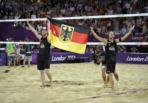 09.08.2012, Olympische Sommerspiele 2012 in London, Beachvolleyball Finale Herren, Brasilien - Deutschland. Jubel nach dem Sieg: Julius Brink (re, GER) jubelt mit Jonas Reckermann (li, GER).