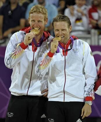 09.08.2012, Olympische Sommerspiele 2012 in London, Beachvolleyball Finale Herren, Brasilien - Deutschland. Medaillenzeremonie, v.li: Jonas Reckermann (GER) und Julius Brink (GER) präsentieren ihre Medaillen.