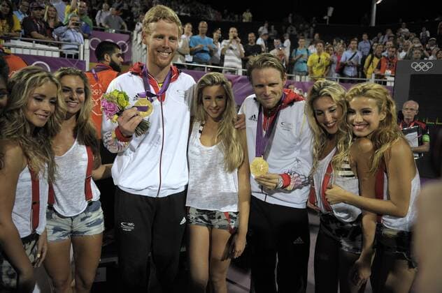 09.08.2012, Olympische Sommerspiele 2012 in London, Beachvolleyball Finale Herren, Brasilien - Deutschland. Jubel nach dem Sieg mit den Girls der Dancers, Jonas Reckermann (li, GER) und Julius Brink (re, GER).