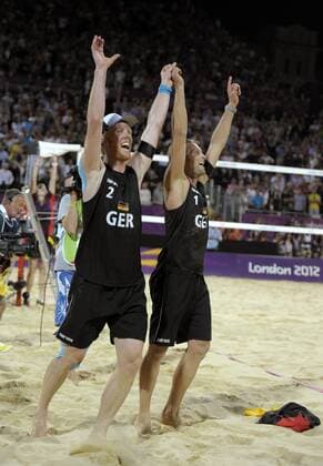 09.08.2012, Olympische Sommerspiele 2012 in London, Beachvolleyball Finale Herren, Brasilien - Deutschland. Jubel nach dem Sieg: Julius Brink (re, GER) jubelt mit Jonas Reckermann (li, GER).