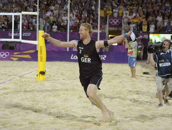 09.08.2012, Olympische Sommerspiele 2012 in London, Beachvolleyball Finale Herren, Brasilien - Deutschland. Jubel nach dem entscheidenden Punkt, Jonas Reckermann (GER) rennt jubelnd durch den Sand.