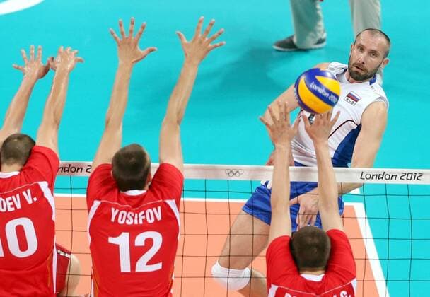 LONDON, Aug. 10, 2012 - Taras Khtey (back) of Russia smashes during men s volleyball semifinal between Russia and Bulgaria at London 2012 Olympic Games, London, Britain, Aug. 10, 2012. Russia won the match 3-1. (OLY2012)BRITAIN-LONDON-MEN S VOLLEYBALL-SEMIFINAL 