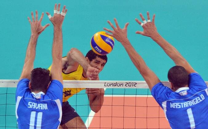 (120810) -- LONDON, Aug. 10, 2012 (Xinhua) -- Wallace de Souza of Brazil (C) smashes the ball during the men s volleyball semifinal match between Brazil and Italy at London 2012 Olympic Games, London, Britain, Aug. 10, 2012. Brazil won the match 3-0. (Xinhua Fan Jun) (OLY2012)BRITAIN-LONDON-VOLLEYBALL-BRAZIL VS ITALY 