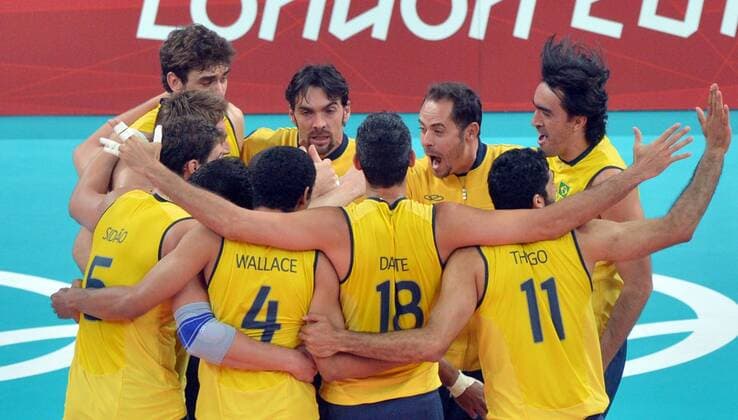 (120810) -- LONDON, Aug. 10, 2012 (Xinhua) -- Players of Brazil celebrate after winning the men s volleyball semifinal match between Brazil and Italy at London 2012 Olympic Games, London, Britain, Aug. 10, 2012. Brazil won the match 3-0. (Xinhua Fan Jun) (OLY2012)BRITAIN-LONDON-VOLLEYBALL-BRAZIL VS ITALY 