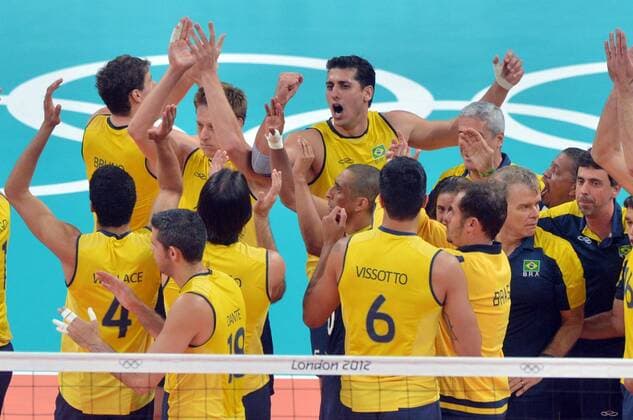 (120810) -- LONDON, Aug. 10, 2012 (Xinhua) -- Players of Brazil celebrate after winning the men s volleyball semifinal match between Brazil and Italy at London 2012 Olympic Games, London, Britain, Aug. 10, 2012. Brazil won the match 3-0. (Xinhua Fan Jun) (OLY2012)BRITAIN-LONDON-VOLLEYBALL-BRAZIL VS ITALY 