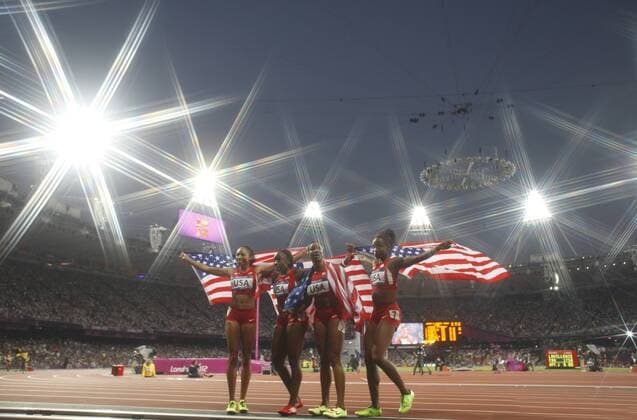 Leichtathletik am 10.08.2012 hier USA Frauen Staffel (Allyson Felix, Carmelita Jeter, Tianna Madison, Bianca Knight) 4x100m Ehrenrunde