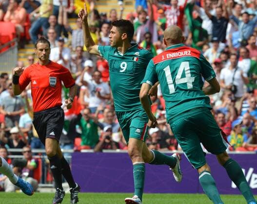 (120811) -- LONDON, Aug. 11, 2012 (Xinhua) -- Mexican players Oribe Peralta and Jorge Enriquez celebrate after scoring a goal during men s football gold medal match between Brazil and Mexico, at London 2012 Olympic Games in London, Britain, on August 11, 2012. (Xinhua Gong Lei) (nxl) (OLY2012)BRITAIN-LONDON-FOOTBALL-MEN 