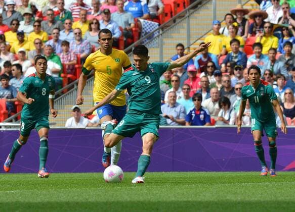 (120811) -- LONDON, Aug. 11, 2012 (Xinhua) -- Oribe Peralta of Mexico shoots during men s football gold medal match between Brazil and Mexico, at London 2012 Olympic Games in London, Britain, on August 11, 2012. (Xinhua Gong Lei) (nxl) (OLY2012)BRITAIN-LONDON-FOOTBALL-MEN 