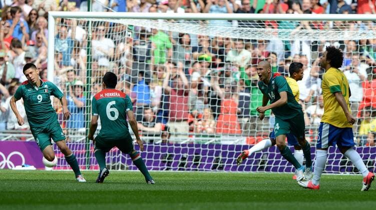 (120811) -- LONDON, Aug. 11, 2012 (Xinhua) -- Mexican players Oribe Peralta Jorge Enriquez and Hector Herrera celebrate after scoring a goal during men s football gold medal match between Brazil and Mexico, at London 2012 Olympic Games in London, Britain, on August 11, 2012. (Xinhua Gong Lei) (nxl) (OLY2012)BRITAIN-LONDON-FOOTBALL-MEN 
