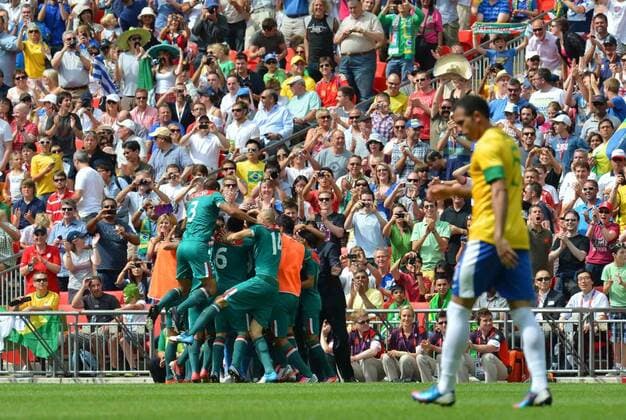 (120811) -- LONDON, Aug. 11, 2012 (Xinhua) -- Mexican players celebrate after scoring a goal during men s football gold medal match between Brazil and Mexico, at London 2012 Olympic Games in London, Britain, on August 11, 2012. (Xinhua Gong Lei) (nxl) (OLY2012)BRITAIN-LONDON-FOOTBALL-MEN 