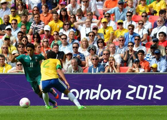 (120811) -- LONDON, Aug. 11, 2012 (Xinhua) -- Javier Aquino of Mexico during men s football gold medal match between Brazil and Mexico, at London 2012 Olympic Games in London, Britain, on August 11, 2012. (Xinhua Gong Lei) (nxl) (OLY2012)BRITAIN-LONDON-FOOTBALL-MEN 