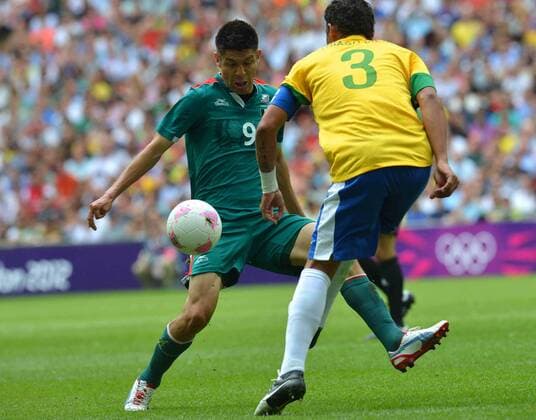 (120811) -- LONDON, Aug. 11, 2012 (Xinhua) -- Oribe Peralta (L) of Mexico vies for the ball during men s football match between Brazil and Mexico, at London 2012 Olympic Games in London, Britain, on August 11, 2012. (Xinhua Gong Lei) (zgp) (OLY2012)BRITAIN-LONDON-MEN S FOOTBALL-GOLD 