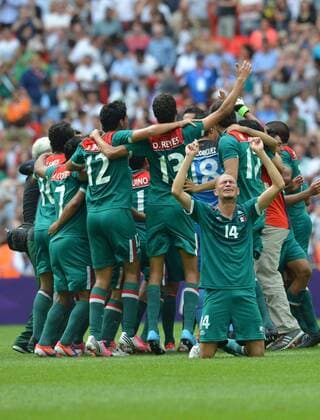 (120811) -- LONDON, Aug. 11, 2012 (Xinhua) -- Mexican players celebrate after men s football match between Brazil and Mexico, at London 2012 Olympic Games in London, Britain, on August 11, 2012. (Xinhua Gong Lei) (zgp) (OLY2012)BRITAIN-LONDON-MEN S FOOTBALL-GOLD 