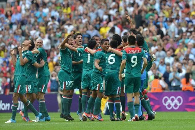 (120811) -- LONDON, Aug. 11, 2012 (Xinhua) -- Mexican players celebrate after men s football match between Brazil and Mexico, at London 2012 Olympic Games in London, Britain, on August 11, 2012. (Xinhua Gong Lei) (zgp) (OLY2012)BRITAIN-LONDON-MEN S FOOTBALL-GOLD 