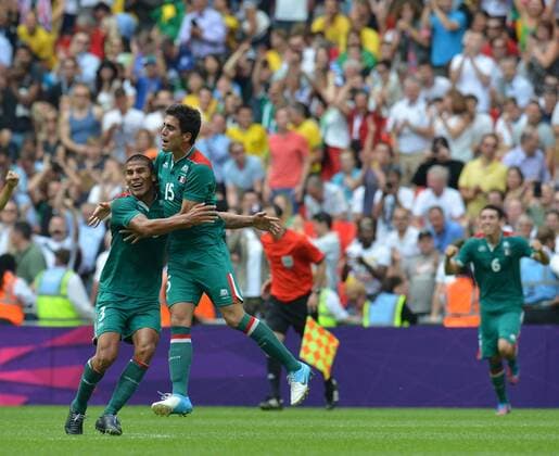 (120811) -- LONDON, Aug. 11, 2012 (Xinhua) -- Mexican players celebrate after men s football match between Brazil and Mexico, at London 2012 Olympic Games in London, Britain, on August 11, 2012. (Xinhua Gong Lei) (zgp) (OLY2012)BRITAIN-LONDON-MEN S FOOTBALL-GOLD 