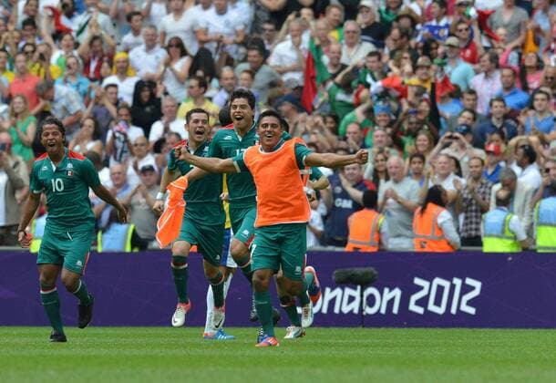 (120811) -- LONDON, Aug. 11, 2012 (Xinhua) -- Mexican players celebrate after men s football match between Brazil and Mexico, at London 2012 Olympic Games in London, Britain, on August 11, 2012. (Xinhua Gong Lei) (zgp) (OLY2012)BRITAIN-LONDON-MEN S FOOTBALL-GOLD 