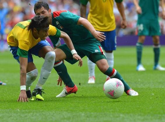 (120811) -- LONDON, Aug. 11, 2012 (Xinhua) -- Neymar (BRA) vies for the ball during men s football gold medal match between Brazil and Mexico, at London 2012 Olympic Games in London, Britain, on August 11, 2012. Mexico won the match 2-1 and won gold medal. (Xinhua Gong Lei) (zgp) (OLY2012)BRITAIN-LONDON-MEN S FOOTBALL-GOLD 