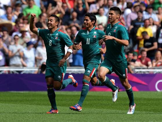 Olympia 2012 London Fussball Maenner Finale 11.08.2012 Brasilien - Mexiko Jubel nach dem Tor zum 0:1, Marco FABIAN, Javier AQUINO, Oribe PERALTA (v. li., Mexiko) 