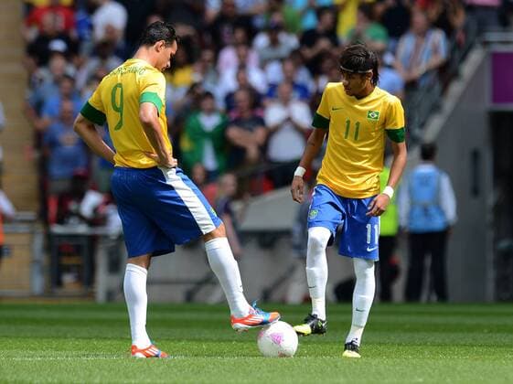 Olympia 2012 London Fussball Maenner Finale 11.08.2012 Brasilien - Mexiko LEANDRO DAMIAO und NEYMAR (v. li., Brasilien) 