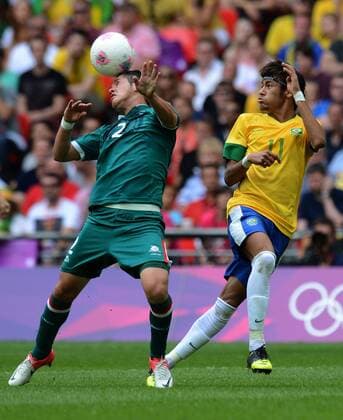 Olympia 2012 London Fussball Maenner Finale 11.08.2012 Brasilien - Mexiko Israel JIMENEZ (li, Mexiko) gegen NEYMAR (Brasilien) 